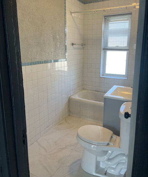 Building Photo - 5446 W Huron St