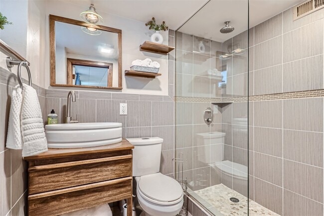 Building Photo - 695 Ash St.