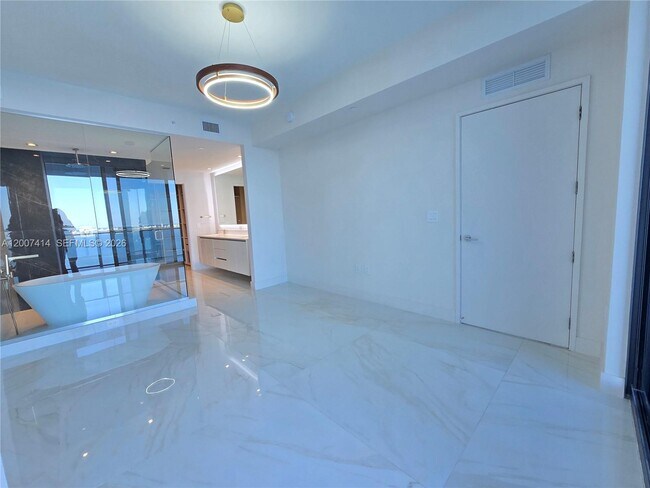 Building Photo - 700 NE 24th St