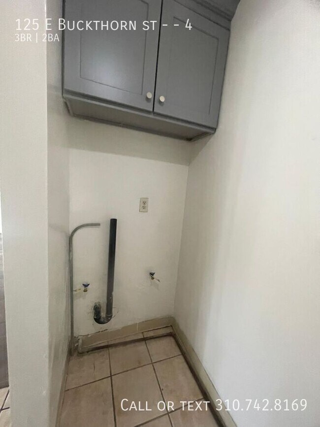 Building Photo - 125 E Buckthorn St