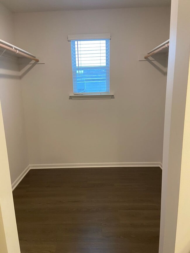 Building Photo - Modern Spring Hill Living | 3 Bed, 2.5 Bath Home with Loft, Open Floor Plan & Privacy Fence!
