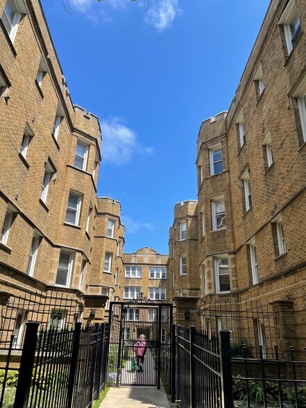 Building Photo - 1640 W Pratt Blvd