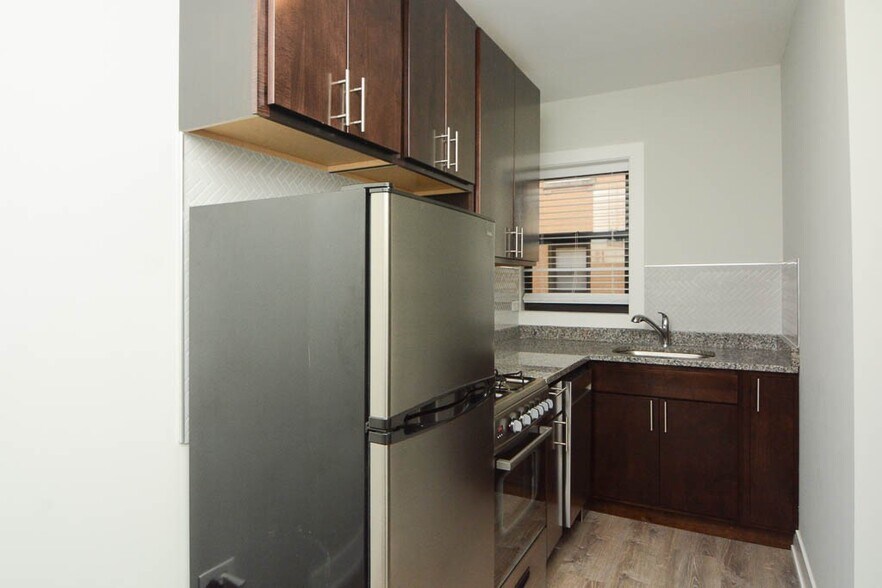 Building Photo - 533 W Belden Ave