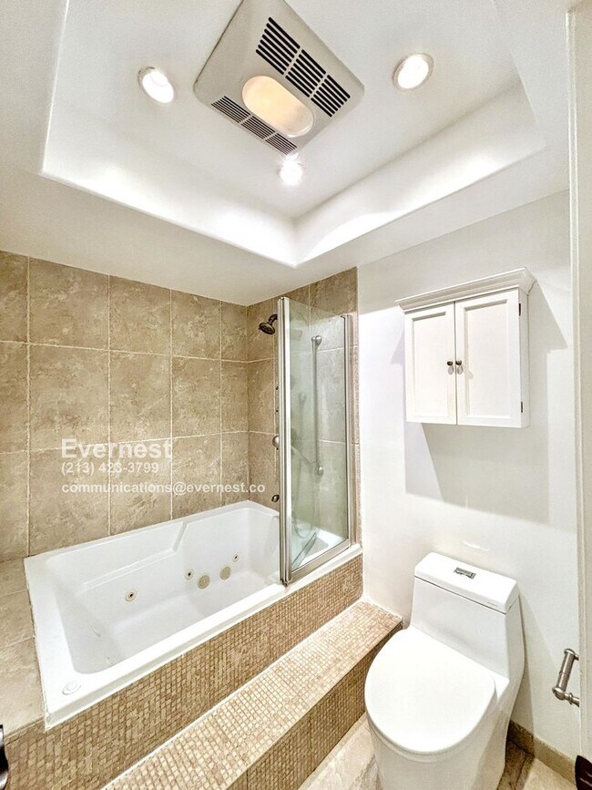 Building Photo - 10211 Clematis Ct