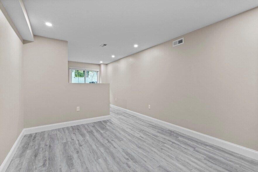 Building Photo - 769 E 6th St