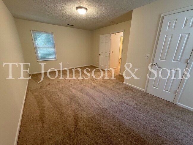 Building Photo - Charming 3-Bedroom Home with Spacious Yard...