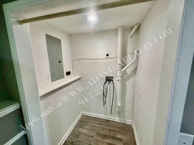 Building Photo - Nice Updated 3 Bed, 1 Bath in KCK-Availabl...