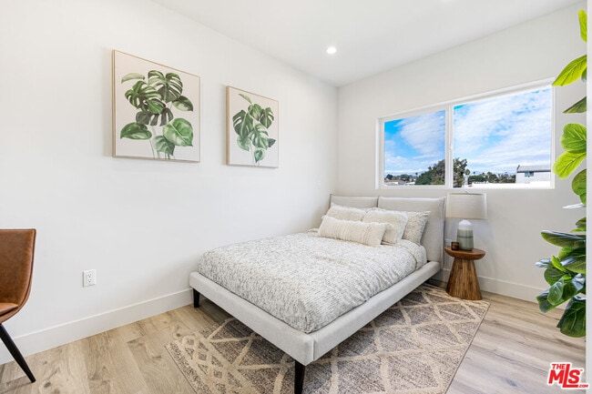 Building Photo - 222 N Coronado St