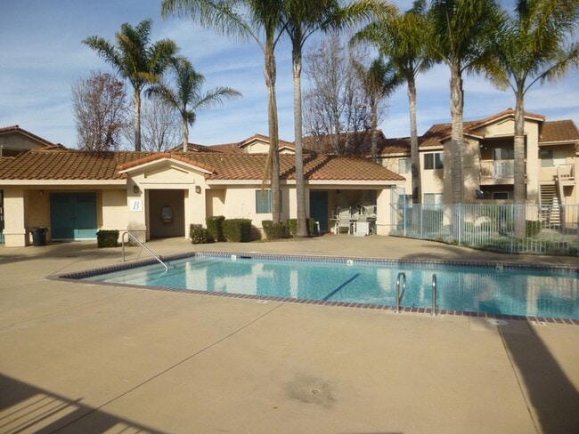 Building Photo - Bright and Fresh Downstairs 1 bedroom Condo at Las Palmas