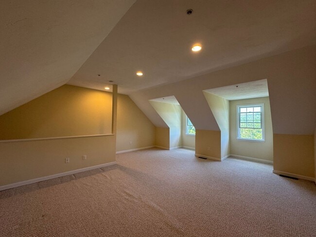 Building Photo - Updated Two-Bedroom Corner Townhouse in Lo...