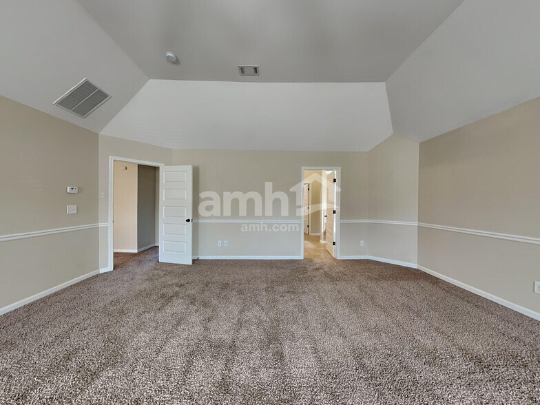 Building Photo - 137 Border Ave