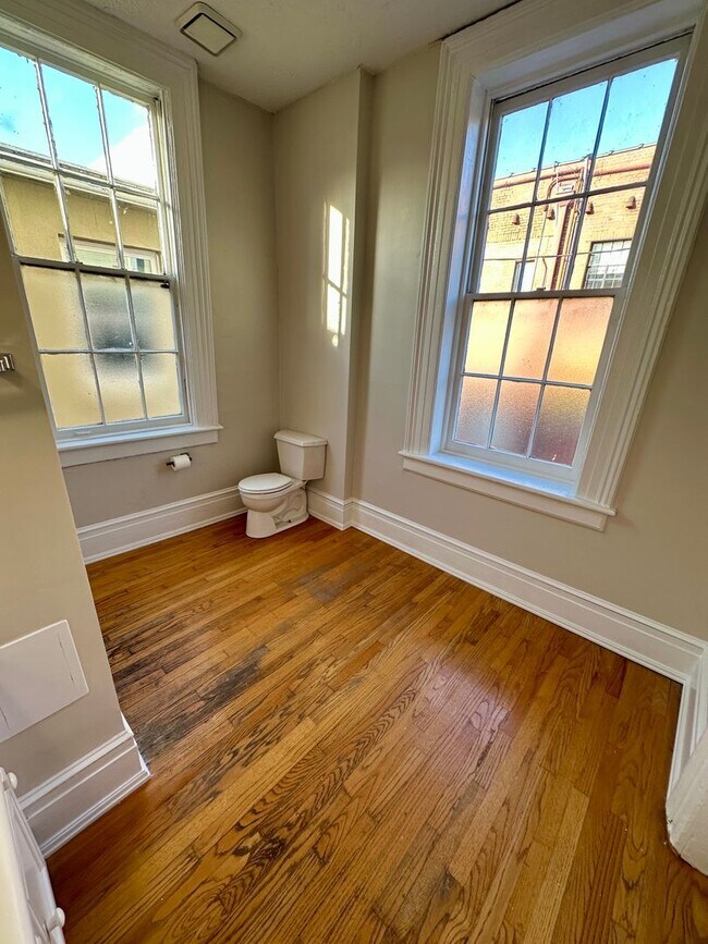 Building Photo - 217 Abercorn St