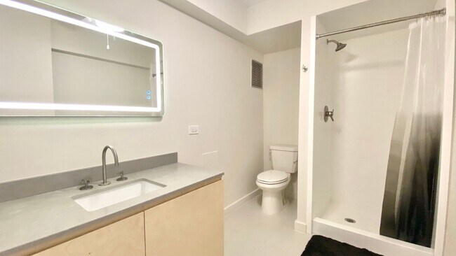 Building Photo - Renovated Studio - Utilities INCLUDED Avai...