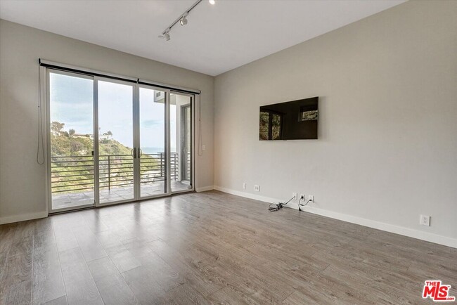 Building Photo - 3850 Rambla Orienta