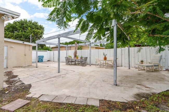 Building Photo - 201 NE 28th Ct