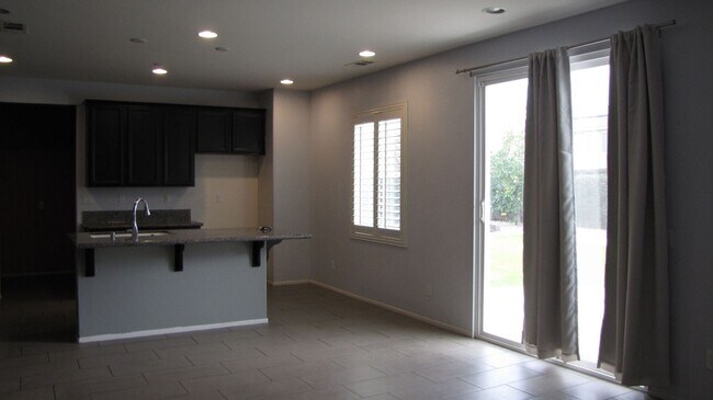 Building Photo - Beautiful Home For Rent NW Bakersfield AVAILABLE NOW!