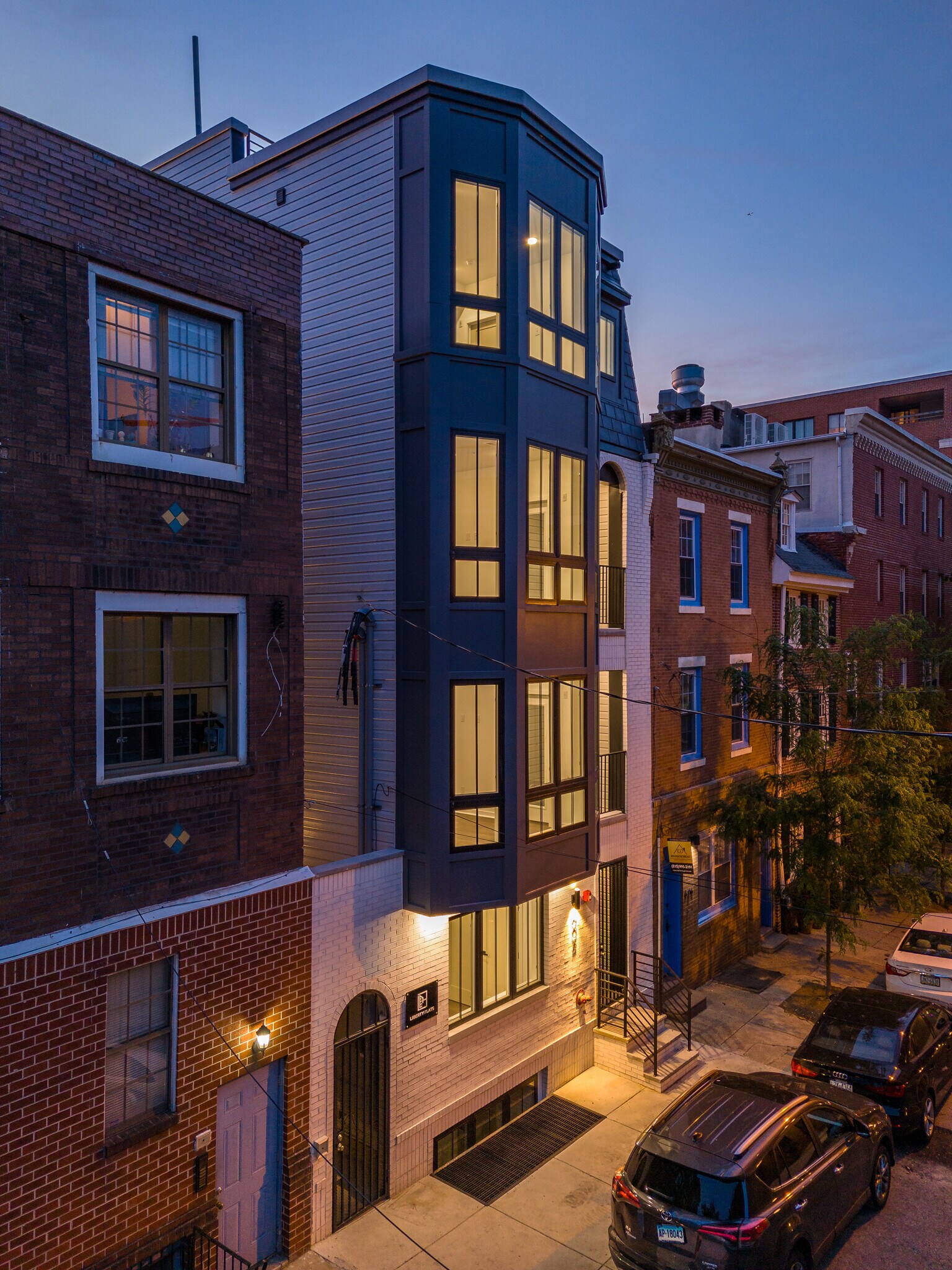 Building Photo - 608 S American St