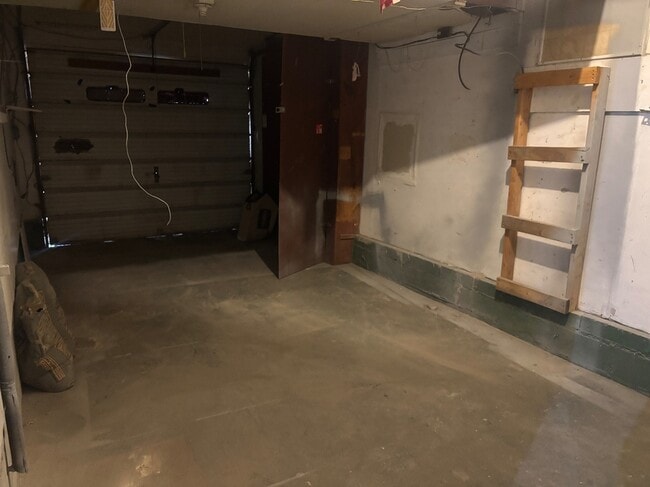 Building Photo - 1325 Circle Dr