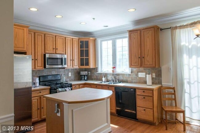 Building Photo - Beautiful 3 BR, 2 FB+2HB townhouse in King...