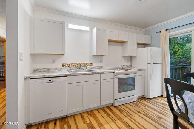 Building Photo - 25A Pine Ln