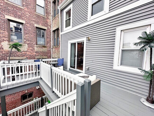 Building Photo - 364 Sumner St