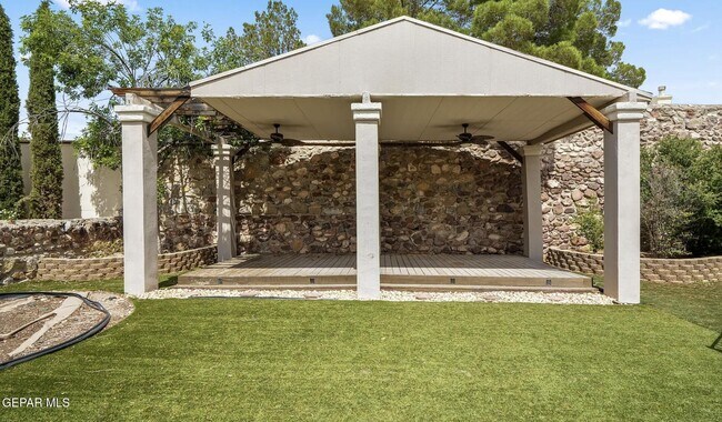 Building Photo - 908 Los Pinos Way