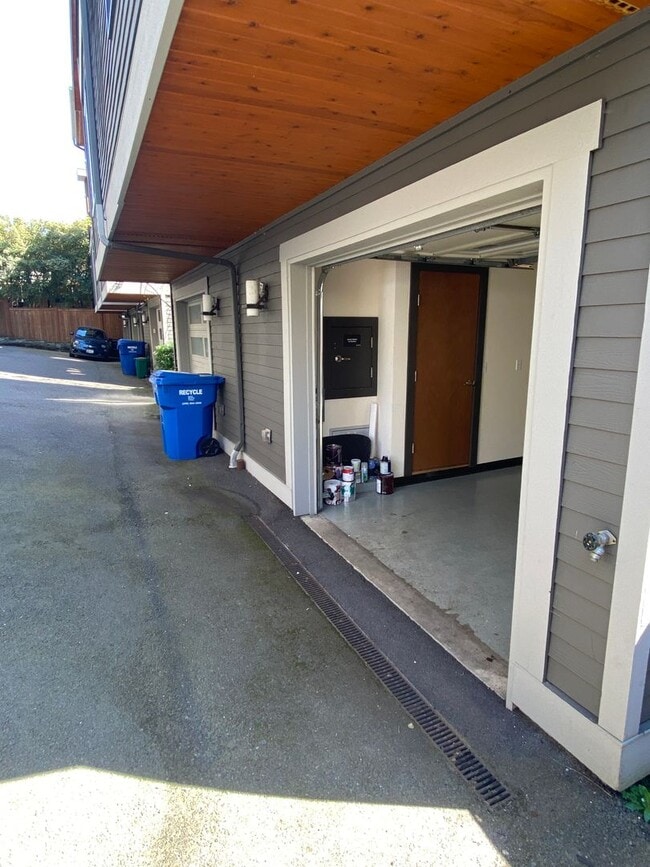 Building Photo - Stunning 2 Bed, 2 Bath Townhouse with Breathtaking Views! Steps away vibrant shops, restaurants, ...