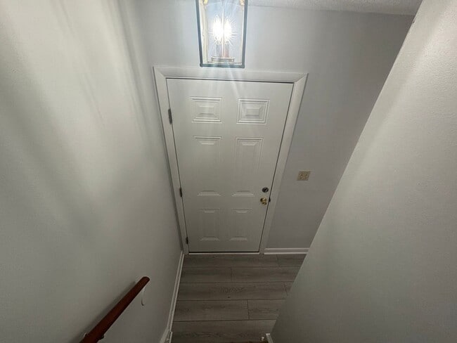 Building Photo - HALF OFF FIRST FULL MONTH'S RENT! Charming...