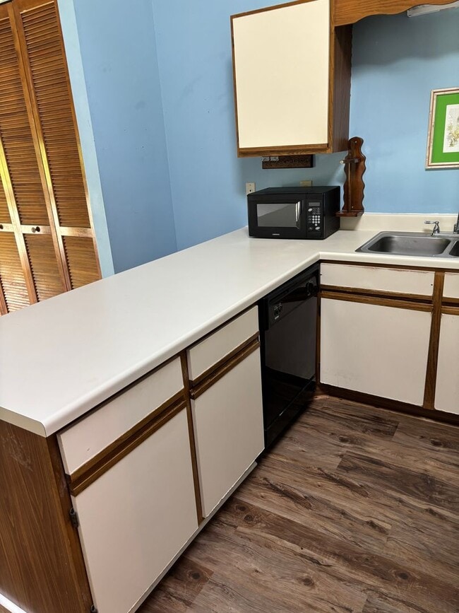 Building Photo - 500 Fairway Village Dr