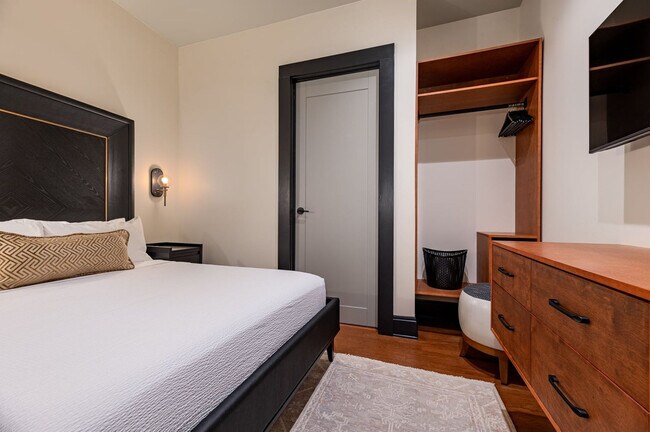 Building Photo - 1011 Canal St