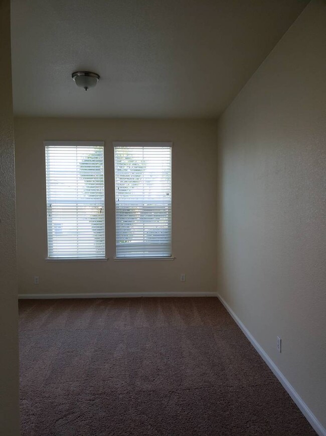 Building Photo - Huge Bella Flora house ready for you to ca...