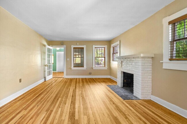 Building Photo - Charming 2-Bed With Backyard Oasis In West Palm Beach!