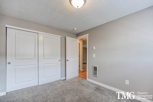 Building Photo - 2 BD Unit with Covered Deck