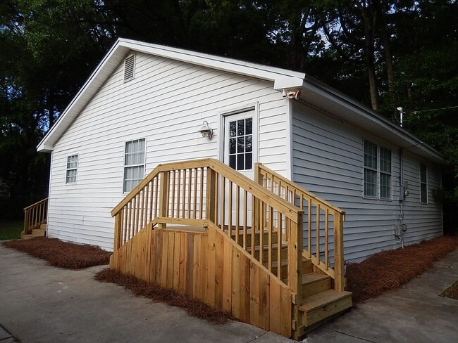 Building Photo - Recently RENOVATED 3/2 w/ Stainless Steel Appliances, Plank Vinyl Throughout, Washer/Dryer, & Lar...