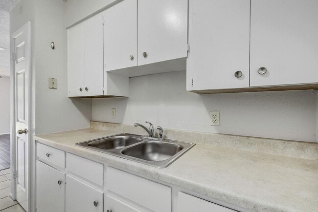 Building Photo - 4806 Russet Hill Dr