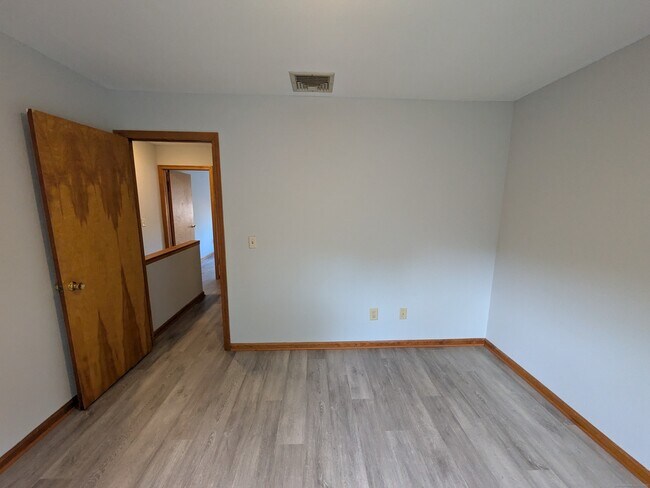 Building Photo - 998 Campbell Ave