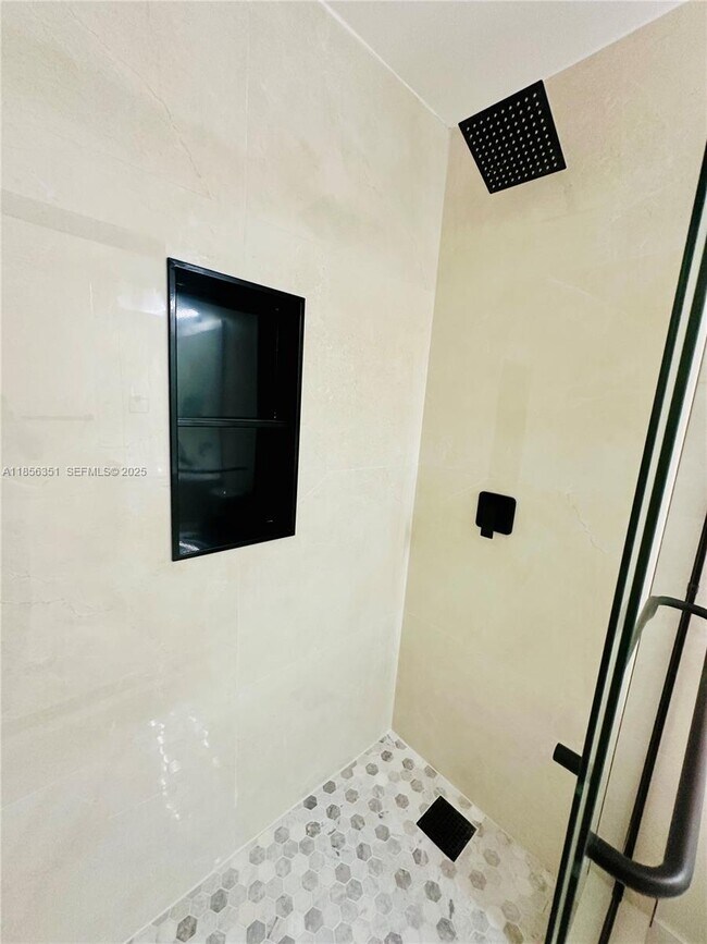 Building Photo - 6630 NW 114th Ave