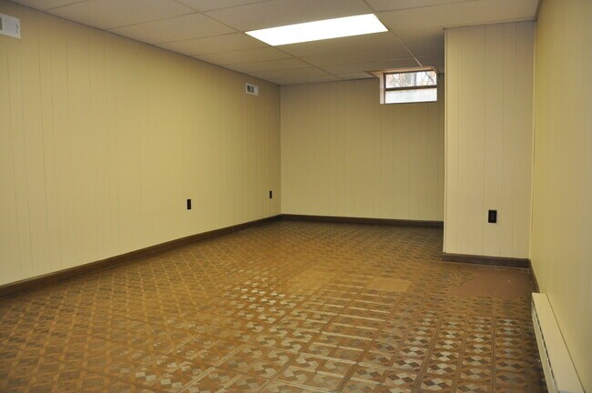 Building Photo - Sparkling Rambler in Park-like Setting on 10 Acres