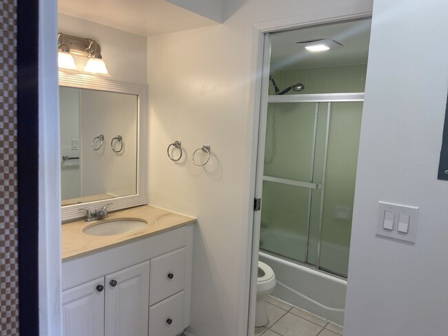 Building Photo - 1 bedroom in Chateau Waikiki