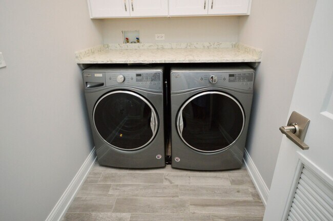 Building Photo - 4727 N Winchester Ave