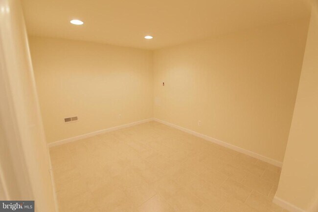 Building Photo - 1852 Willington St