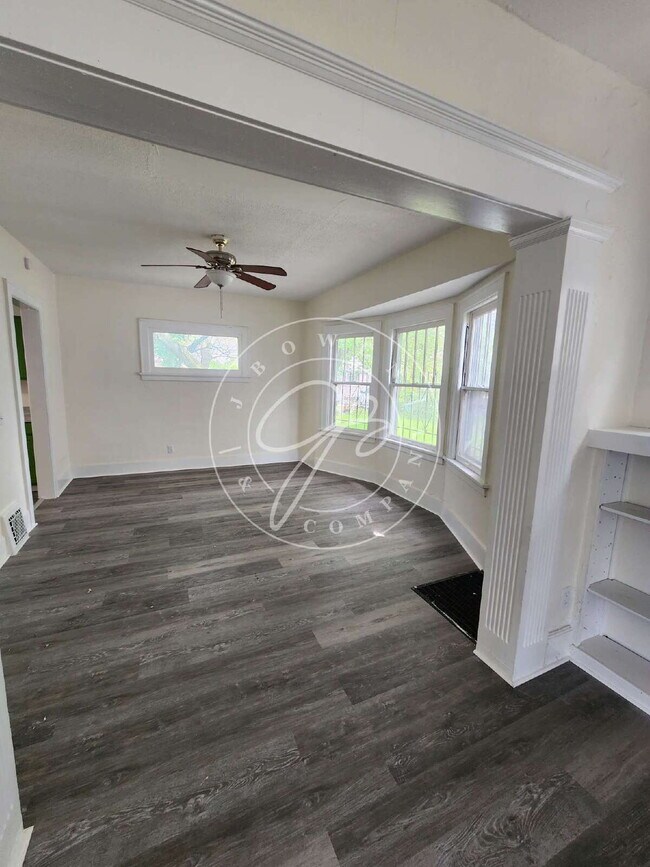 Building Photo - Spacious 3 bed 1 bath 2 story home with