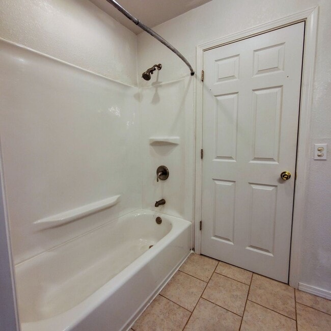 Building Photo - 3 Bedroom home in Shawnee