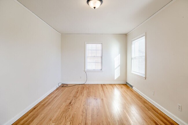 Building Photo - Charming 3 Bedroom Duplex In Prime Location!!