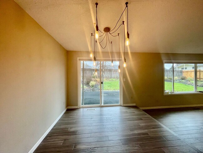 Building Photo - Beautiful 3 Bed 2 Bath House in Happy Valley!! A/C, Additional Living Area, Great for Entertaining!!