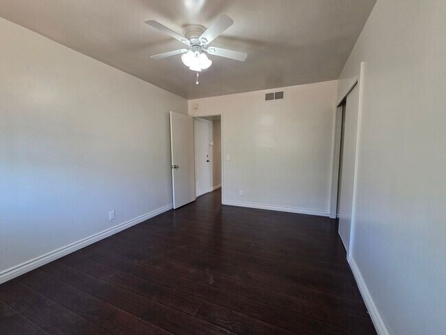 Building Photo - New Listing!
