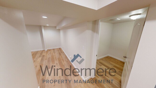 Building Photo - Whit834/836