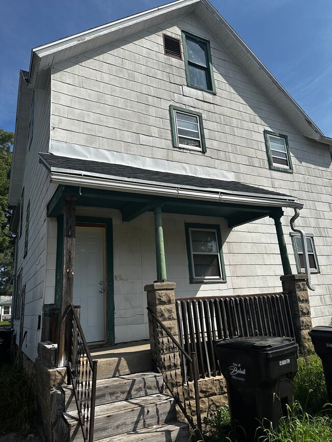 Building Photo - 1946 St Lawrence Ave