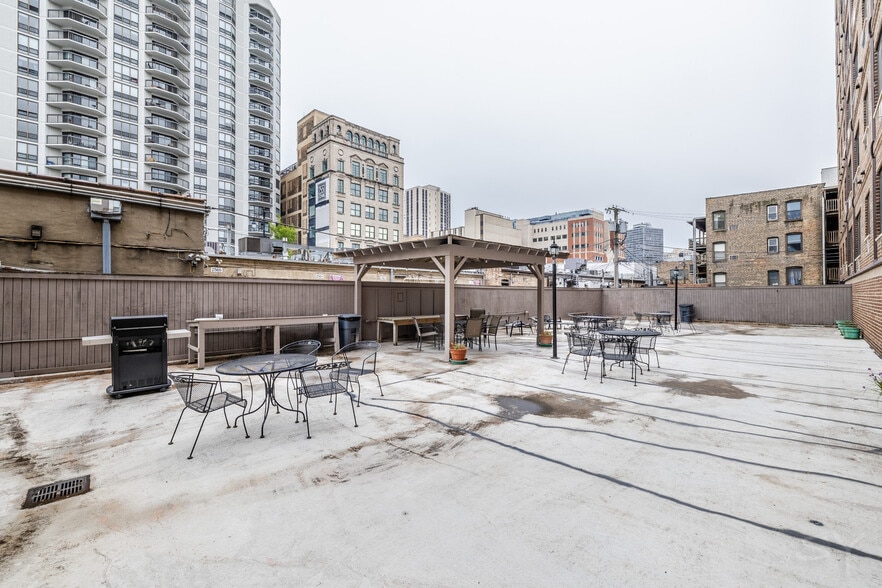 Building Photo - 607 W Wrightwood Ave