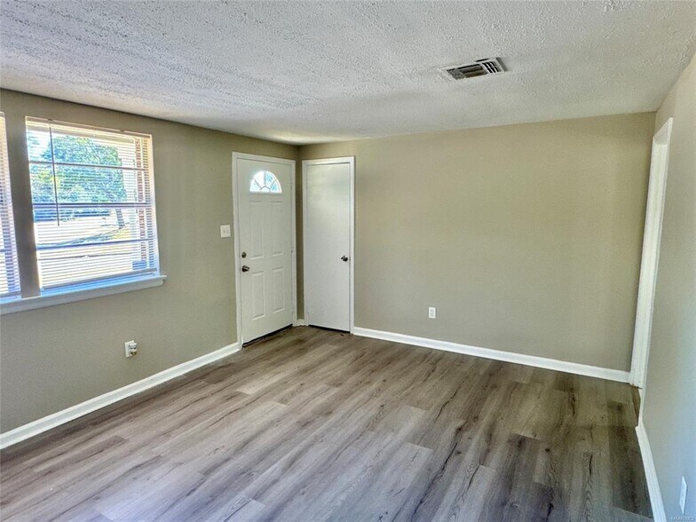 Building Photo - 1138 Noremac Rd